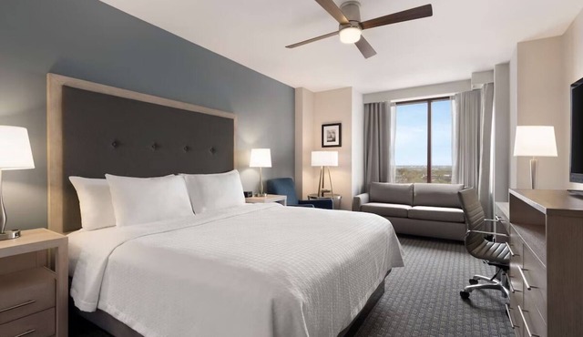 Romantic Suites with Free Breakfast, 3 Miles from Philly Center, Near UPenn!