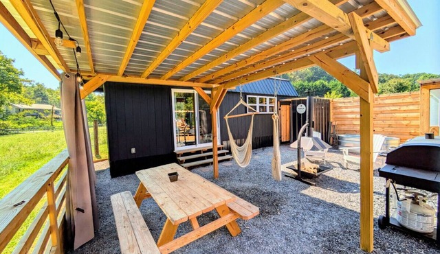 Romantic Tiny Home in Goat Farm w King Bed Outdoor Tub Sauna