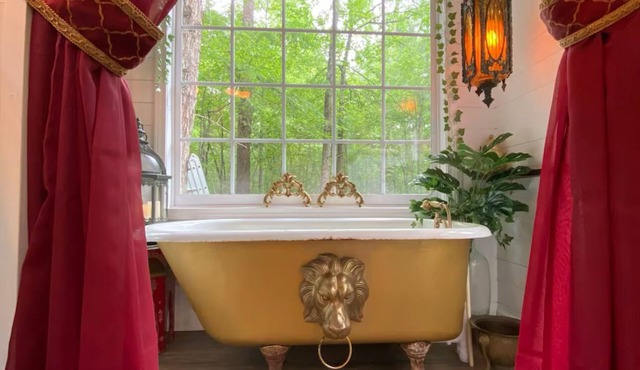 Romantic Tiny House for Two w/Clawfoot Tub Near Lake Oconee