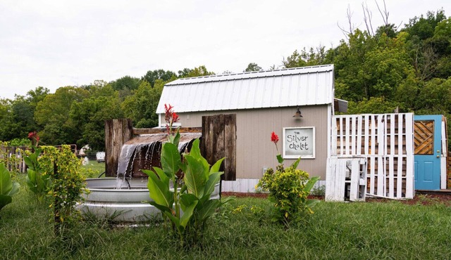 Romantic Tiny House w Sauna, Outdoor Tub in Goat Farm