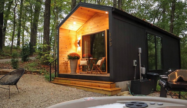 Romantic Tiny Retreat Hot Tub & Fire Pit