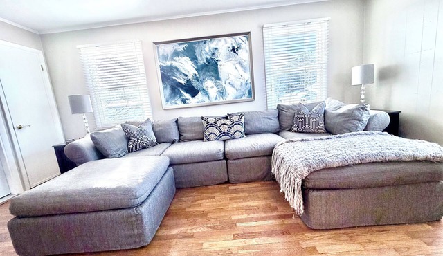 ROMANTIC TOP FLOOR, DOWNTOWN NESTING w KING BED & WATER VIEW OF MT. BALDHEAD