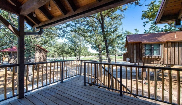 Romantic Tree House for Texas Glamping in Elm Mott