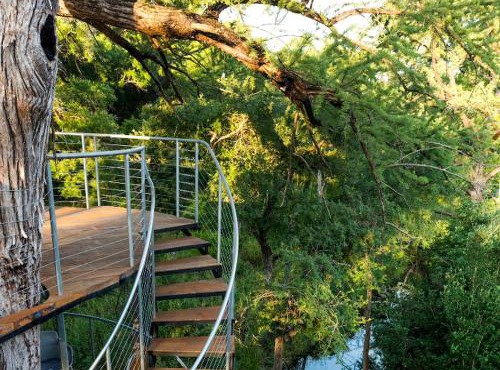Romantic Tree House Rental with Soaking Tub near Austin in Spicewood, Texas