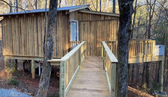 Romantic Treehouse Hideaway: Two Crackling Fireplaces Await Your Escape