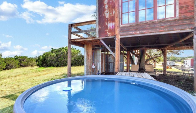 Romantic Treehouse Escape in Hill Country