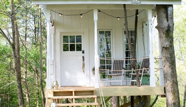 Romantic Treehouse on Working Family Farm-Flower & Goats-near Chattanooga