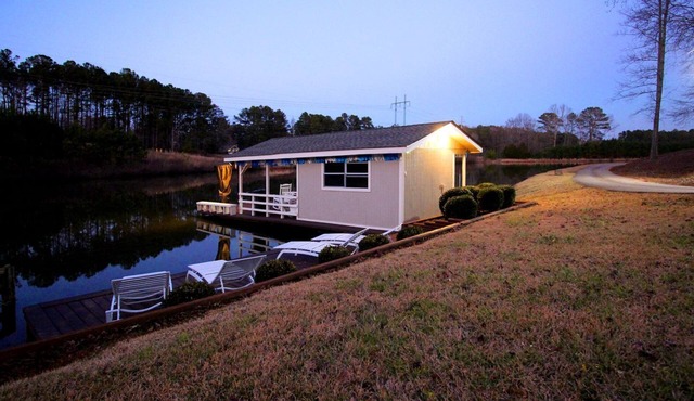 Romantic Vacation Rental with Hot Tub in Villa Rica, Georgia