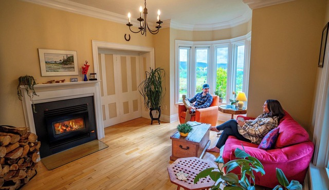 Romantic Victorian guest room for two close to the ocean and hiking trails