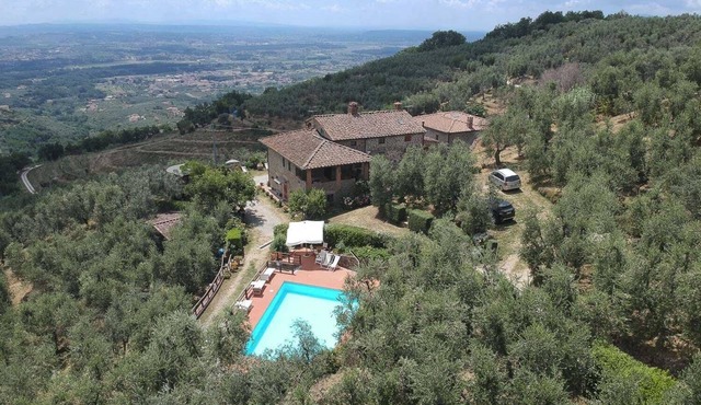 Romantic Villa, pool available April–October, sleeps 25–29, destination wedding in Larciano PT