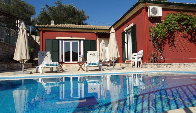 Romantic villa,quiet location, private pool, sun terrace, 10 min. to the beach!