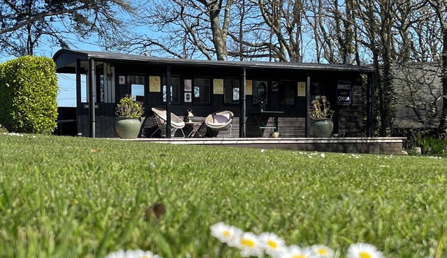 Romantic Vintage Carriage in 2 acres!❤️Idyllic location, 5 min walk beach & pub!