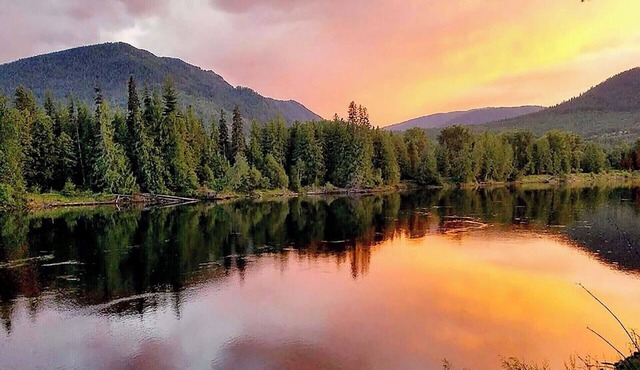 Romantic Waterfront Shabby Chic Cabin on the Clark Fork River! #SwankyCabin