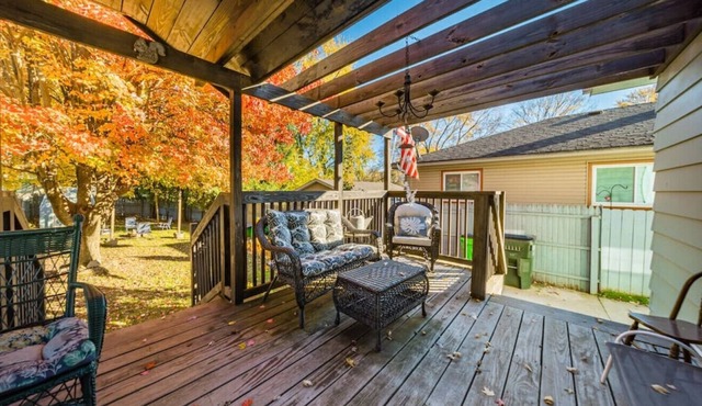 Romantic West Side Cottage, 2/2 sleeps 6-8.