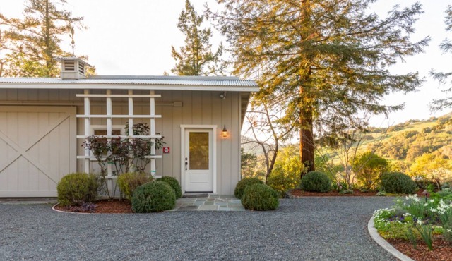 Romantic wine country getaway, close to fine dining/wineries.