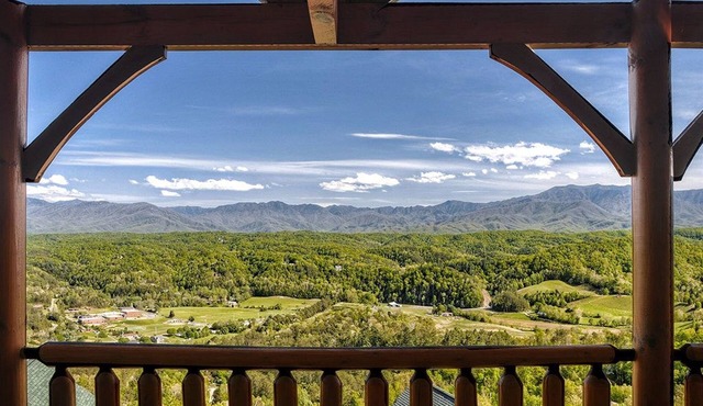 Romantic Winter Escape with Mountain Views, great location, 2.5 steps to enter