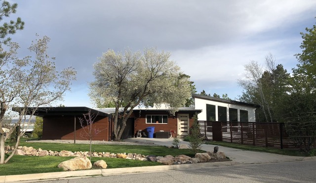 Romantic Winter Escape with Mountain Views. Hike, Ski Hot Tub & Games - Sleeps 8