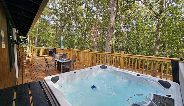 Romantic Woodland Retreat w/Hot Tub, Fire Table