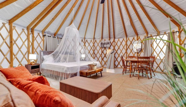 Romantic Yurt | Cowboy Pool | Hot Tub| Near Wine