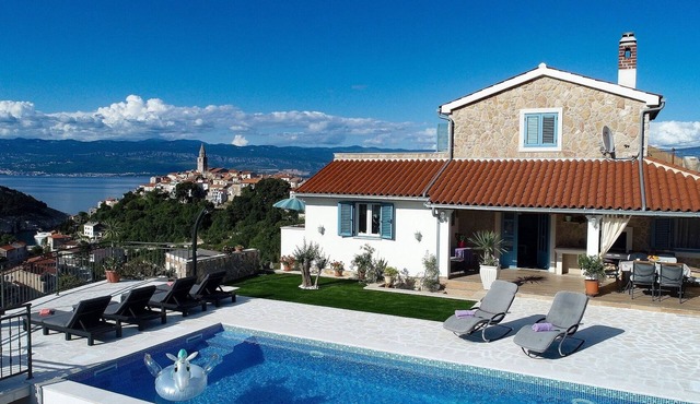 Romantische Steinvilla mit Pool,fantastische Lage,700 m vom Strand Entfernt