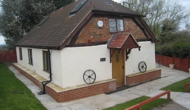 Romeo Cottage - Sleeps up to 4 - HOT TUB