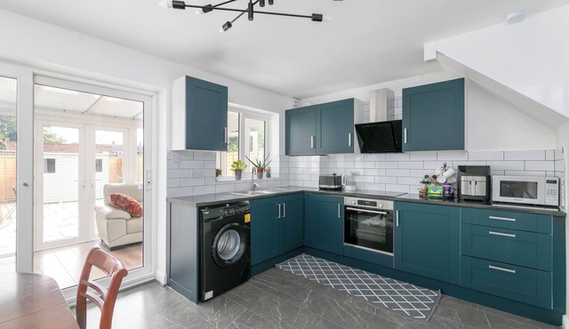 Romford Gardens Retreat - 5 Bedroom House