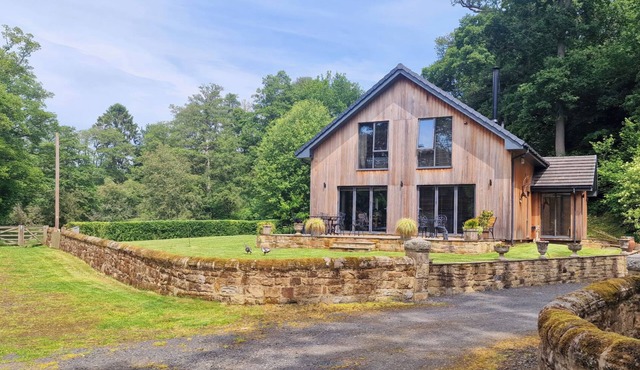 ROMSEY LODGE, pet friendly, luxury holiday cottage in Wark