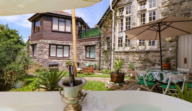 RONCON'S VILLA, pet friendly, with hot tub in Goldsithney