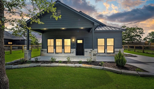 Roo's Hideaway, New Luxury 3BR/2BA Close to Round Top, Lake Somerville & A&M!