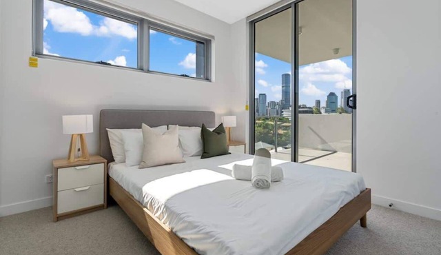 RooCrest | New 2BR Apt w/Free Parking & Netflix