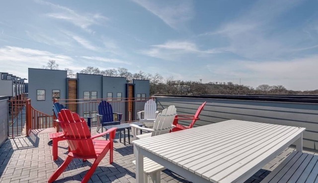 Roof Deck | Garage Parking | 10 Mins to Broadway
