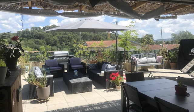 Roof terrace apartment, 2 bedrooms, sleeps 4 to 6, view of Ste VICTOIRE.