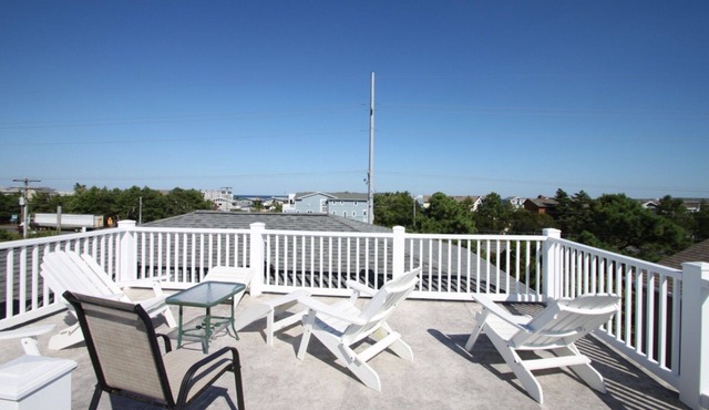 Roof Top Deck & Spacious Contemporary Home 3 Blocks to the Beach w/Free Golf, Water Park and More!