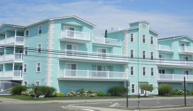 Roof top pool & game room, 2 blocks to beach, 2/bedrooms, beach passes included