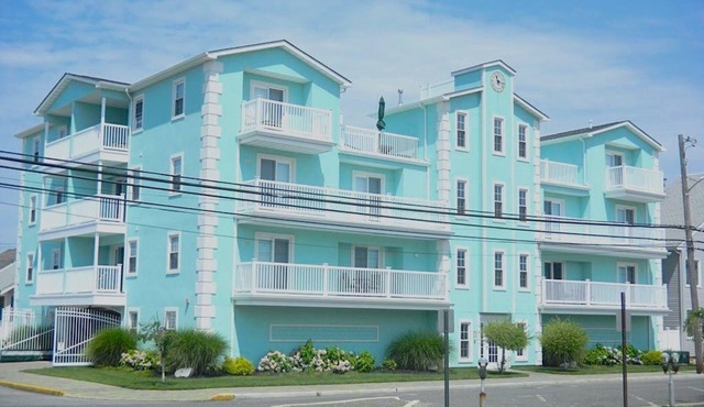 Roof top pool & game room, 2 blocks to beach, 3/bedrooms, beach passes included