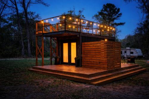 Rooftop Container with Hot Tub Fire Pit in a Quiet Neigbhorhood 15 min from Franklinton & 19 mins to the Bogue Chitto State Park