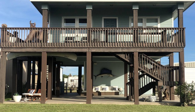 Rooftop deck -2 bedroom/2 bath home with panoramic water view of Port O’Connor!