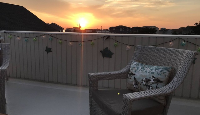 *Rooftop Deck! *Newly Renovated w/Modern Amenities. 2 blocks to beach AND bay!