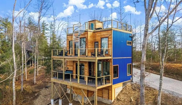 ROOFTOP DECK w/SAUNA & TREETOP PUTTING GREEN, HOT TUB, FIREPIT, & SUNSET VIEWS!