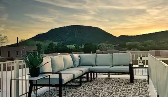 Rooftop Deck, Walkable Dining, Easy Hwy Access, Family and Pet Friendly!