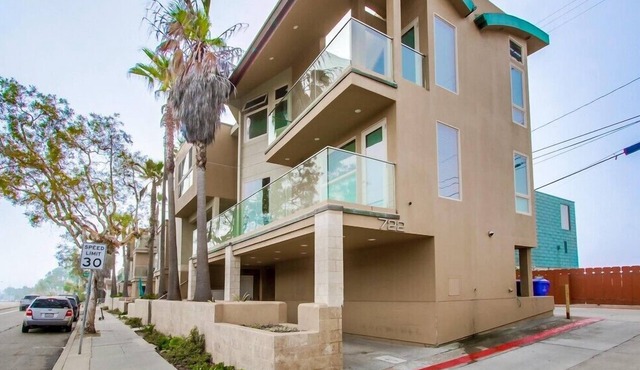 Rooftop Deck with Stunning Ocean Views!