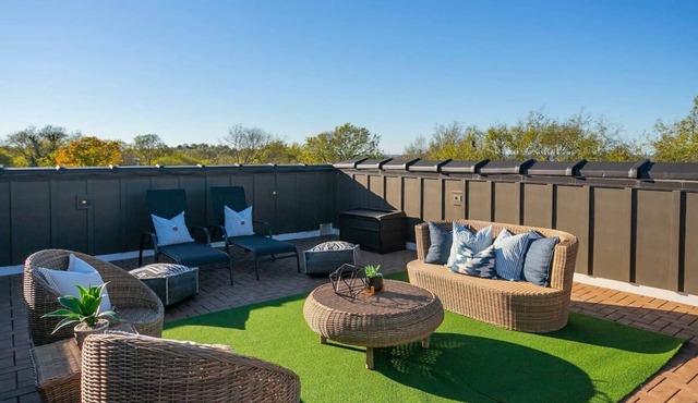 Rooftop, Grill, Garage, Near Broadway