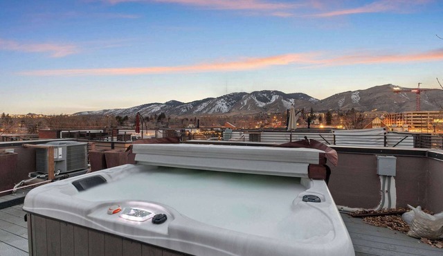Rooftop Hot tub! Family Friendly! Mountain Views!