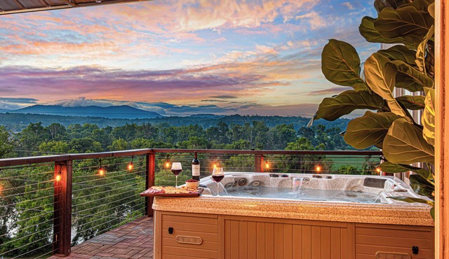 🌄 Rooftop hot tub + panoramic views 🧖 Sauna, cold plunge, steam shower, gym 🎮 Pool table, arcade, 100” TV + grill deck