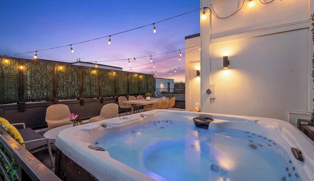 Rooftop Hot Tub + Views | Parking | Mins to BWAY!
