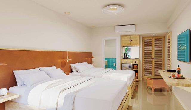 Rooftop Lounge, Balcony & 2 Queens | Near Beach, Dining & Pier
