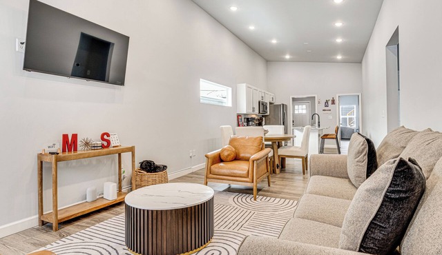 Rooftop Lounge & City Views! 3BR 3 Mi to Dtwn Indy