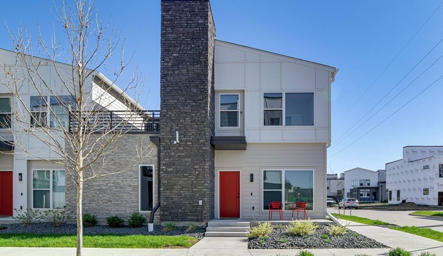 Rooftop Oasis: Downtown Des Moines Townhome