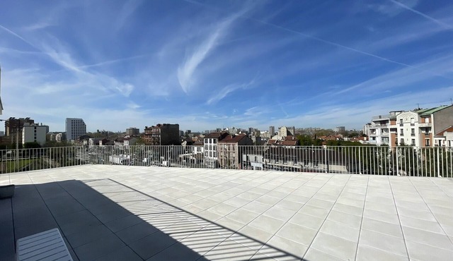 Rooftop of 100m² at the gates of Paris with parking - civil lease