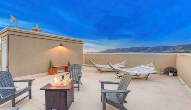 Rooftop Patio, Hot Tub, EV charging, Mtn views, close to AFA!
